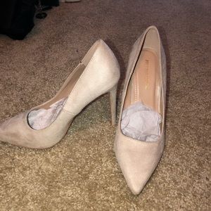 Suede cream court shoe